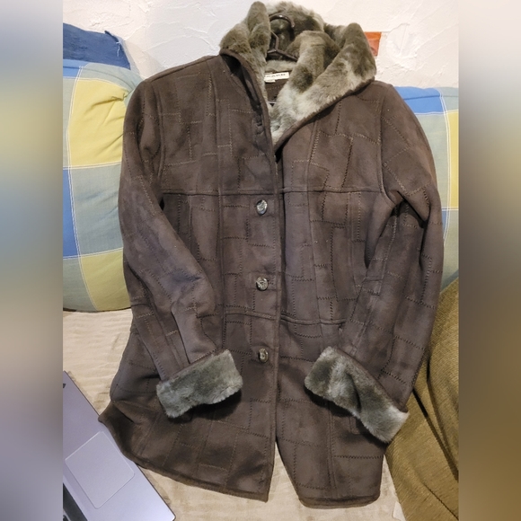 Womens Brown Faux Fur Coat. Size large - Picture 6 of 7